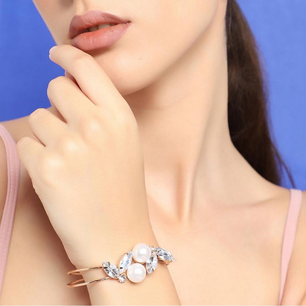Beautiful adjustable gold bracelet with pearls and clear stones